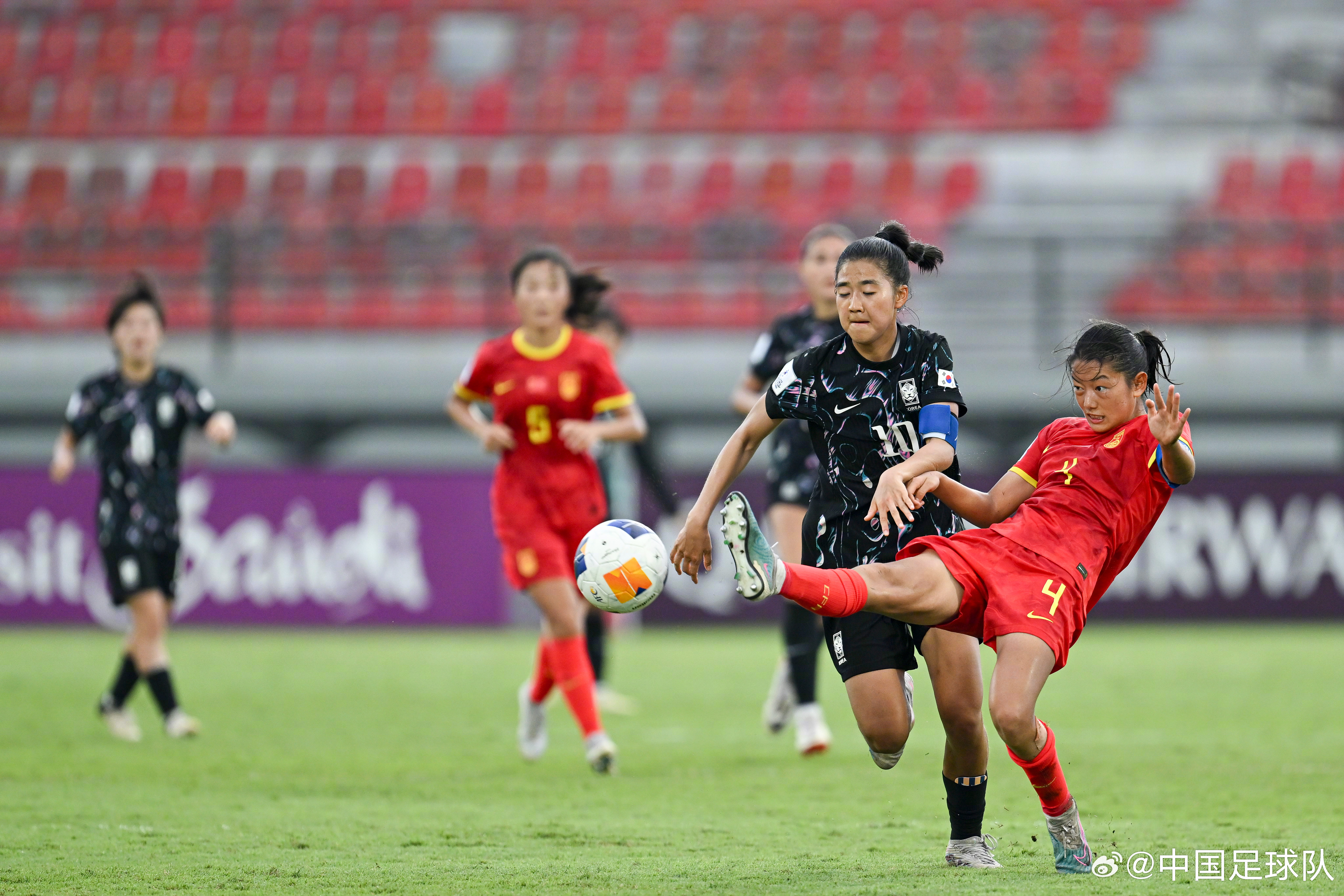 国内女足球员努力备战，为比赛贡献自己力量