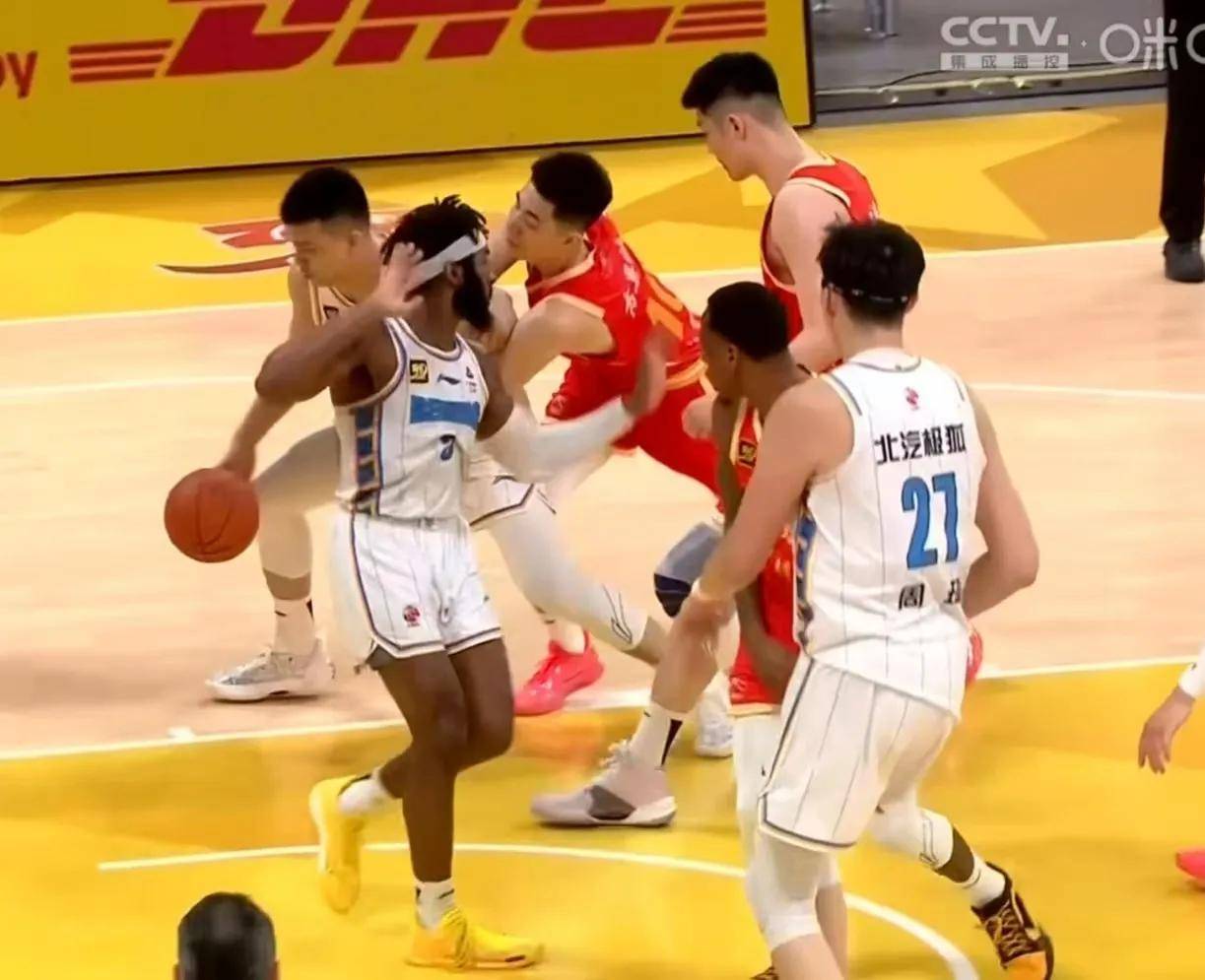 沙尔克主教练高层调整，力求扭转颓势的简单介绍