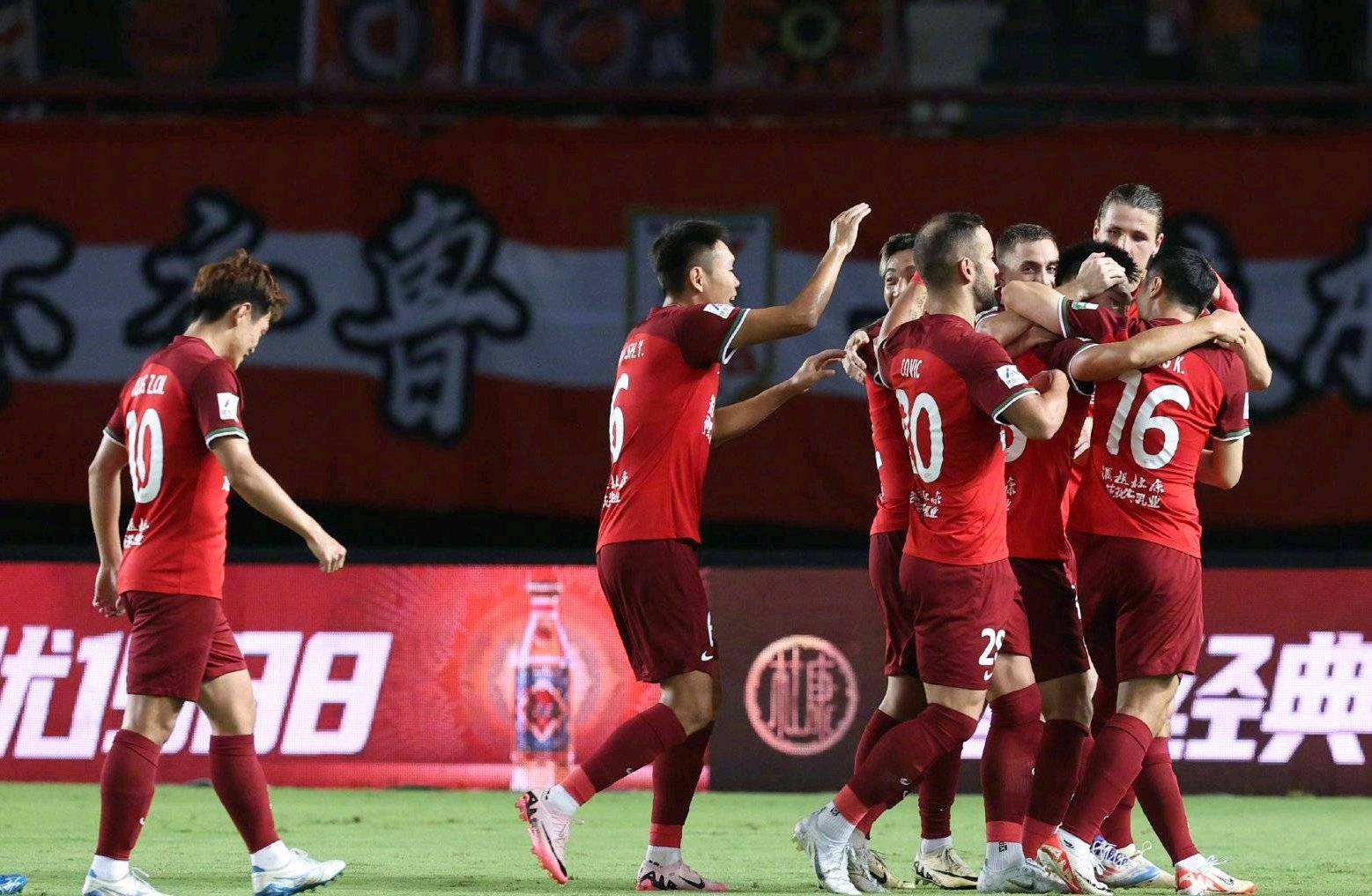 关于北京国安队成功击败对手，稳固联赛前景的信息