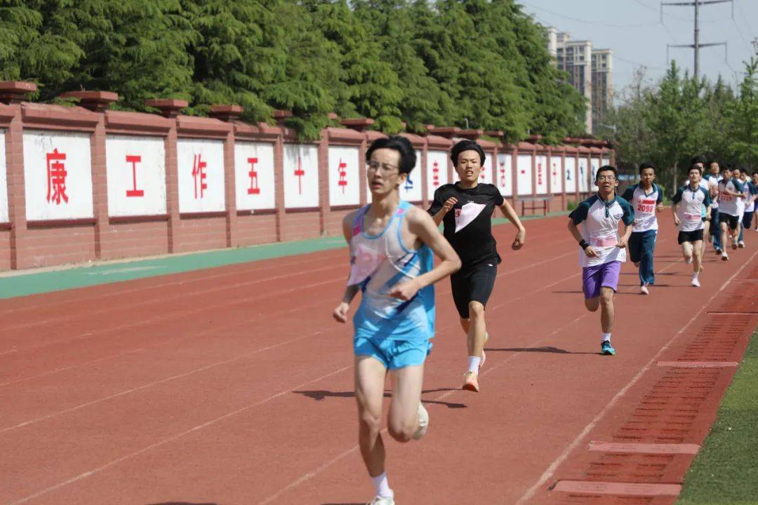 热血拼搏！运动员永不气馁坚持信念