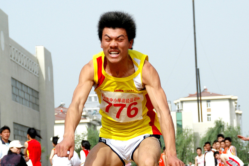 田径选手跳跃飞起，勇夺第一名