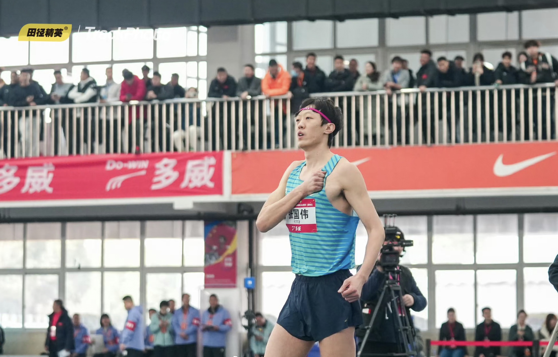 田径选手跳跃飞起，勇夺第一名