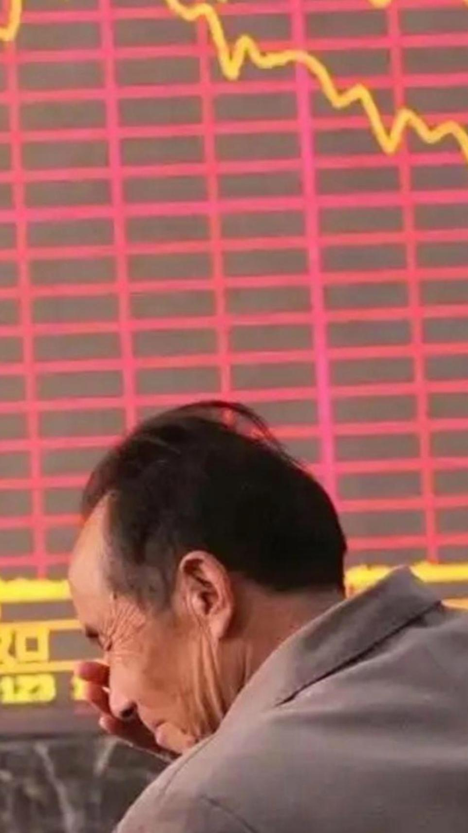8万人面前，55岁匪帅跪地呐喊：0-4耻辱+全场1射正生涯最惨失利的简单介绍