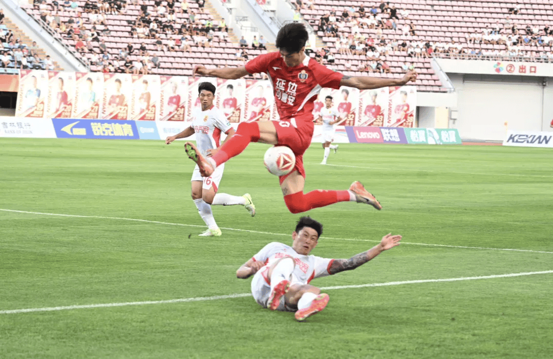 包含重庆2-1、陕西3-1、辽宁1-0，延边主场九连胜被打破，中甲积分榜的词条