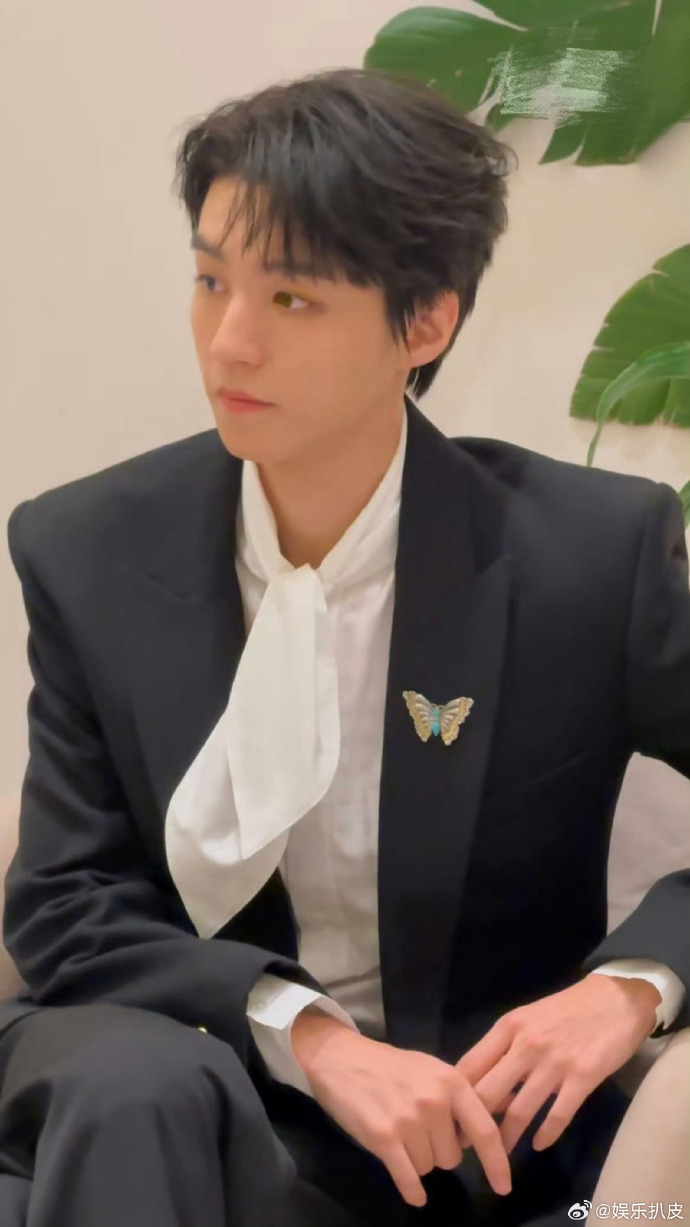 包含王俊凯亮相电竞世界杯，与腾讯英雄联盟负责人并肩而坐排面足！的词条