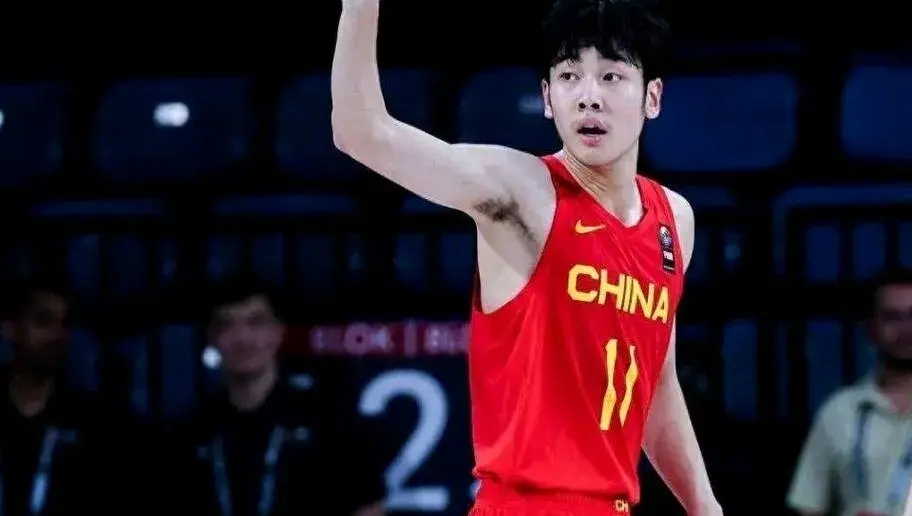 胡明轩三分绝杀中国男篮险胜尤文图特