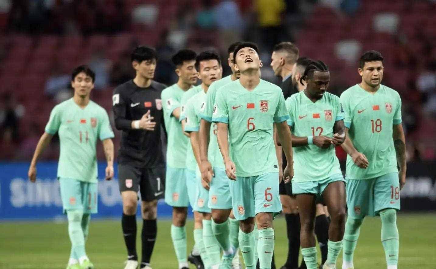 东莞队意外失利，球迷为球队加油鼓劲